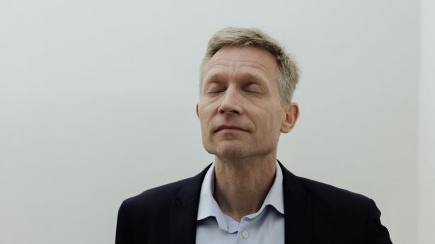 Han var selv sidst i 20’erne, før han blev introduceret til drømmetydning som værktøj hos sin psykolog, og det tog ham ti år derefter at turde tale åbent om, hvordan han benytter sig af drømme som et effektivt værktøj i sit personlige og professionelle liv.