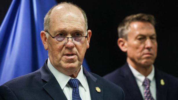 Trumps grænsechef, Tom Homan, lover under et pressemøde forbedringer i immigrationsindsatsen i Minneapolis. 