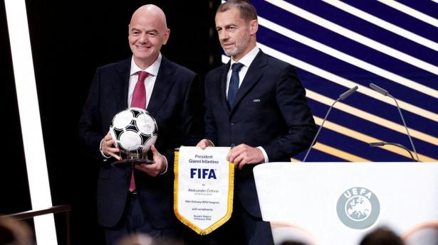 Aleksander Ceferin (t.h.) vil fortsat lægge pres på at få Gianni Infantino fjernet fra Fifa-præsidentposten