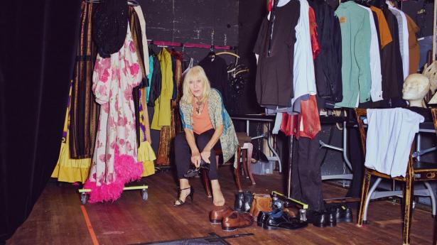 44 år med 41 gange Crazy Christmas Cabaret er ved vejs ende med denne juls show. Vivienne McKee stopper, fordi hun ikke længere har et teater, hvor hun årligt kan sælge 50.000 billetter, som hun gjorde i 25 år i Tivolis Glassalen. Det sidste show er på Bremen Teater fra 3/12-11/1. 