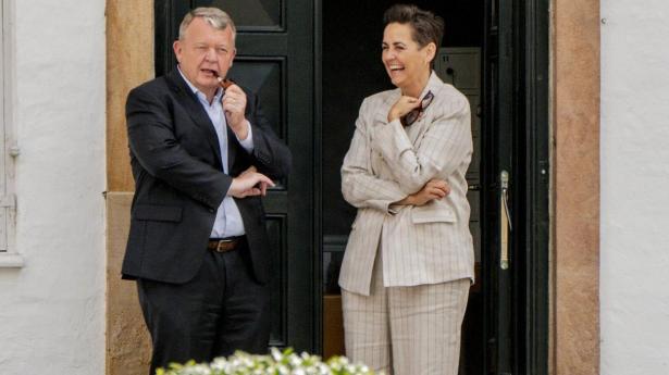 Både udenrigsminister Lars Løkke Rasmussen (M) og økonomi- og indenrigsminister Pia Olsen Dyhr (SF), der her er fotograferet på Amalienborg, da den nye regering blev præsenteret, har en fortid som formand for et ungdomsparti. 
