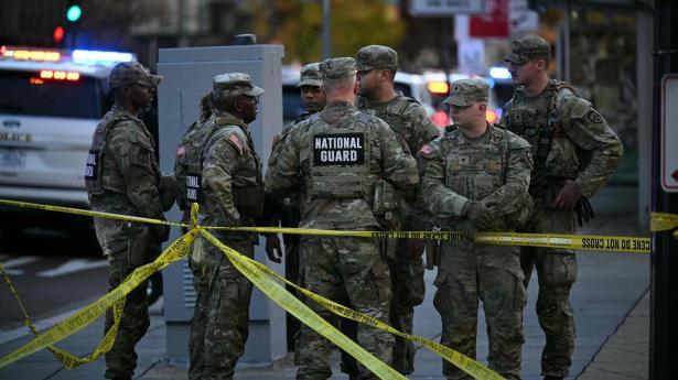 Soldater fra den amerikanske nationalgarde samles nær gerningsstedet i Washington D.C., hvor to af deres kolleger blev ramt af skud.