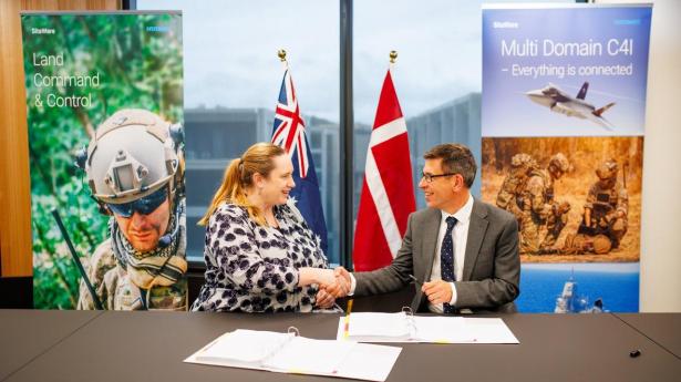 Erin Stonestreet, assisterende sekretær for Land Command, Control, Communications and Computer Systems (LC4S) i det australske forsvarsministerium, og Andrew Graham, Group Senior Vice President hos Systematic Defence.
