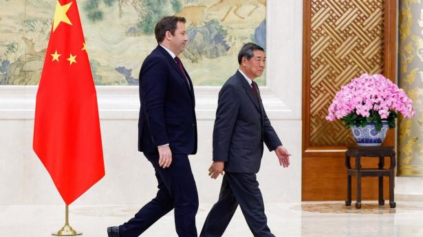 Tysklands finansminister og vicekansler, Lars Klingbeil, SPD, i hælene på Kinas vicepremierminister, He Lifeng, efter et møde i Diaoyutai State Guesthouse i Beijing.