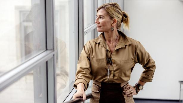 Natasha Illum Berg voksede op på et gods i Blekinge i Sverige, men rejste som ung til Tanzania for at uddanne sig til professionel jæger. I dag er hun den eneste kvinde med den titel i regionen.