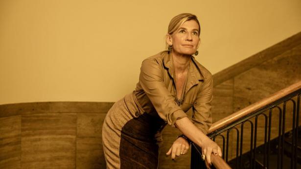 Hun er Østafrikas eneste kvindelige professionelle jæger – nu advarer hun danskerne