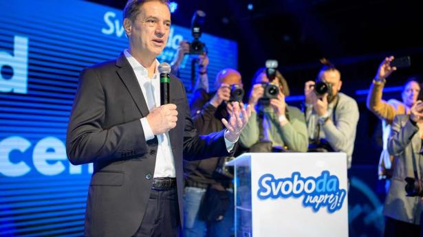 Robert Golob fra Frihedsbevægelsen står med en meget lille føring, inden de sidste stemmer er blevet talt op ved det slovenske parlamentsvalg