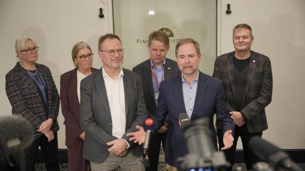 Finansminister Nicolai Wammen (S) og CFU-formand Gordon Ørskov Madsen holder doorstep efter sættemøde om OK26 i Finansministeriet. 
