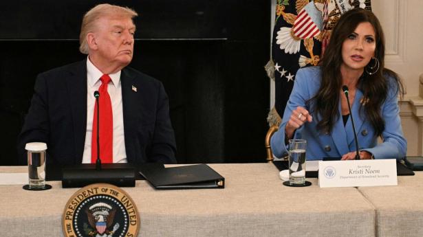 USA's prsæsident Donald Trump (tv) og Kristi Noem (th).