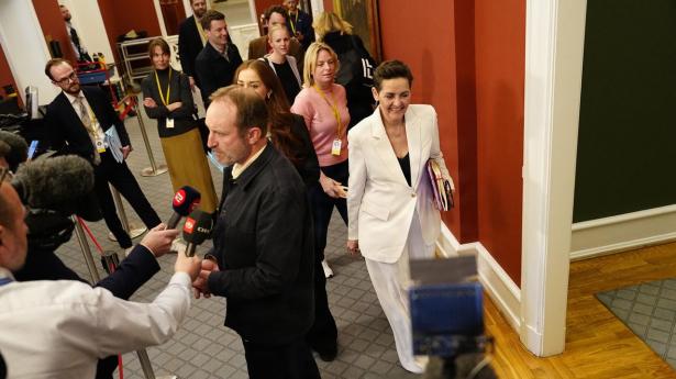 De Radikale og SF gik fredag ind til forhandlingsmøde i Statsministeriet. Midt under mødet smed Løkke en ny presbold ind.