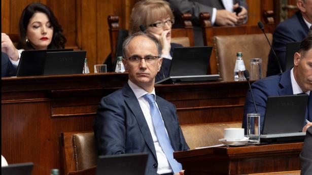Serbiens regering beder præsident opløse parlament og udskrive valg