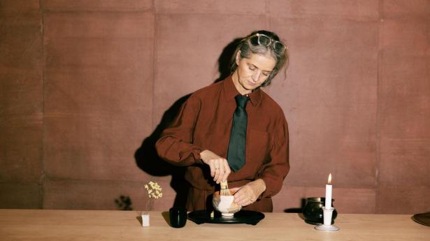 Mette Marie Kjær står bag Sing Tehus, der er en af årets gazeller. Hun sælger kvalitetste til virksomheder og forbrugere, og så går hun særligt op i den ro, der opstår, når vi drikker te sammen.