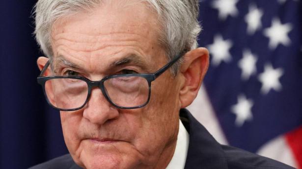 Trump-toprådgiver kritiserer Powell for at blive hos Federal Reserve
