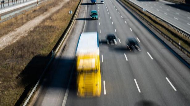 Det er blevet dyrere at fylde tanken med brændstof, og det mærker man særligt i transportsektoren. 