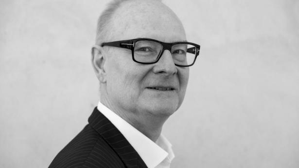 Martin Roll er tilknyttet det internationale universitet Insead Business School som distinguished fellow og som ekspert i familiekontorer og -virksomheder hos konsulenthuset McKinsey.