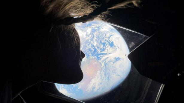 Astronaut Christina Koch kigger på jorden fra rumfartøjet “Orion”, som natten til torsdag blev opsendt fra Florida på den første bemandende månemission siden 1972.