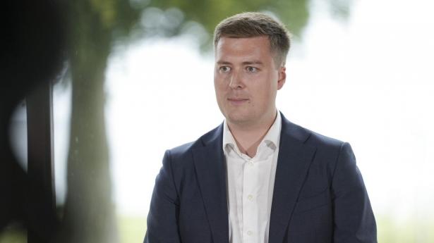 Ministeren har ganske rigtigt løst et problem, men det er ikke det om medarbejderaktier, påpeger De Konservatives skatteordfører, Frederik Münster.