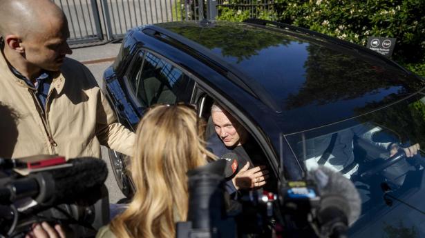 Det færøske folketingsmedlem Sjurdur Skaale sagde få ord til pressen efter regeringsforhandlinger torsdag på Marienborg, statsministerens embedsbolig.