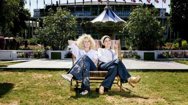 Dorthe Gerlach og Pernille Rosendahl er på turné sammen landet rundt indtil 27. september. Bl.a. spiller de i Glassalen i Tivoli 4.-5. september. Som erfarne sangerinder oplever de, at musikfestivalerne ikke hyrer dem, hvorfor de selv har arrangeret alt.