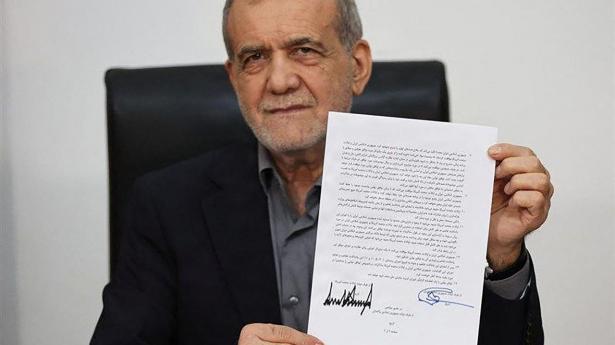 Irans præsident Masoud Pezeshkian holder et dokument med det aftalememorandum, som han underskrev for at afslutte krigen i Mellemøsten.