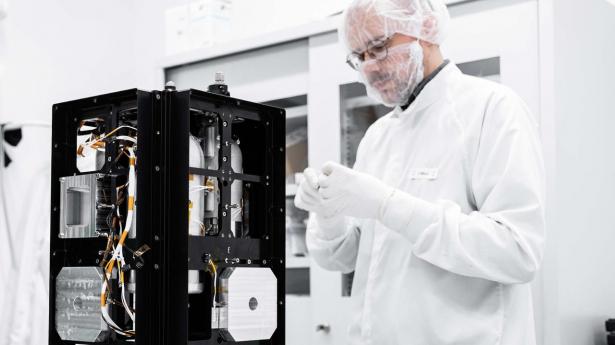 Satellitvirksomheden Space Inventor skifter fra at udvikle og fremstille relativt små satellitter på 10-50 kilo til noget større enheder på helt op til 500 kilo.