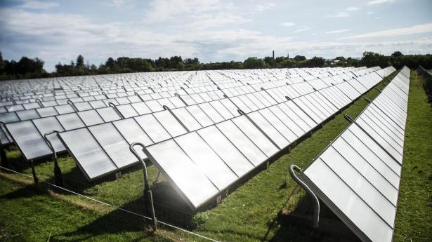 Ifølge Dansk Industri bør virksomheder, heriblandt datacentre, selv kunne forsyne sig med grøn strøm. Men reglerne tillader det ikke og er forældede, lyder det.