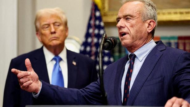 USA's præsident, Donald Trump, så på, mens hans sundhedsminister, Robert F. Kennedy Jr., under et pressemøde i september i Det Hvide Hus satte lighedstegn mellem autisme og børnevacciner samt den populære håndkøbsmedicin Tylenol