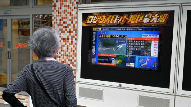 Japansk tv beretter om en risiko for op til tre meter høje tsunamibølger ved de japanske kyster som følge af jordskælvet ud for den russiske halvø Kamtjatka natten til onsdag.