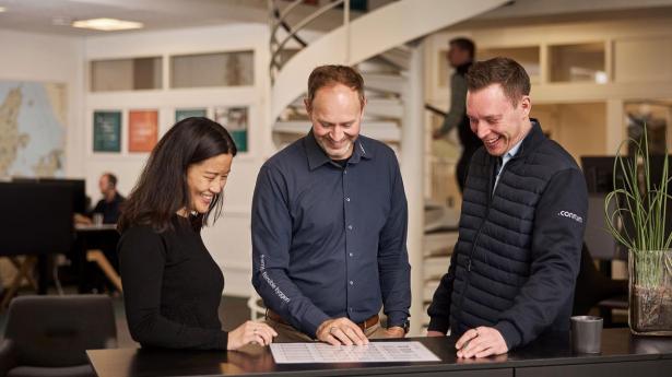 Der er store demografiske forskydninger i kommunerne. Behovet for ungdomsboliger, klasselokaler og lægehuse ændrer sig hurtigt. Her giver modulbyggeri mulighed for at skalere op og ned på en måde, som traditionelt byggeri ikke kan, så midlertidighed er ikke et fy-ord hos os”, siger Lene Mi Ran Kristiansen (tv.).