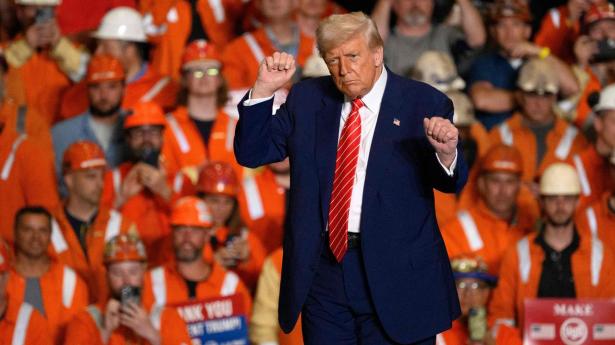 Donald Trump danser, efter at han har talt til stålarbejdere i U.S. Steel i Pennsylvania.