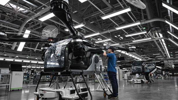 Selv om Kina slås med finansielle udfordringer fra boligboble, er der fuld fart på investeringer i grøn energiteknologi, AI-teknologi, robotter, elbiler og droner.