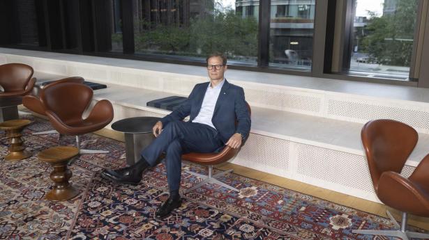 Danske Banks topchef, Carsten Egeriis, skulle have taget over som formand for bankernes organisation, Finans Danmark, til december. Men det skete allerede i maj efter en voldsom intern splid blandt de største medlemmer.