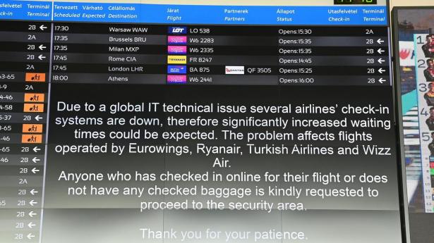I 2024 gik verden i stå. Flytrafik blev aflyst, digitale betalinger stoppede. Årsagen var ikke et hackerangreb, men en opdateringsfejl, der lammede computersystemer verden over. Hændelsen viser, hvor sårbar verden er over for digital ensretning.