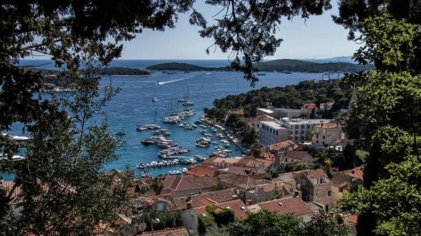 Kalkstensøer, fyrretræsskove og et stænk af glamour: Her er bådejernes nye yndlingsdestination