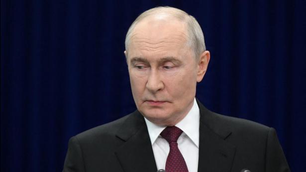 Ruslands præsident, Vladimir Putin, ses udtale sig under pressemøde efter topmøde i Kirgisistan. Til journalister siger han, at han ikke er i tvivl om, at "fjenden vil bryde sammen".