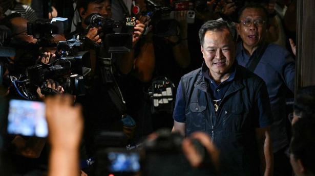 Thailands premierminister, Anutin Charnvirakul, ankommer til Bhumjaithai-partiets hovedkontor i Bangkok på valgaftenen for at følge valgresultaterne, der begynder at være klar. Prognoser viser, at han kan fortsætte på posten.