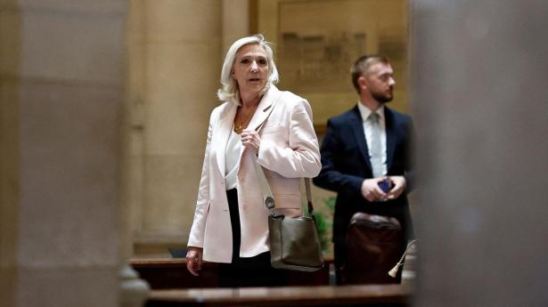 Marine Le Pen ankommer til appeldomstolen i Paris.