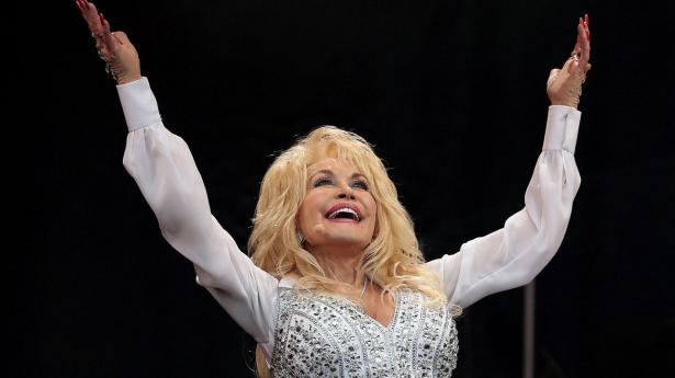 Dolly Parton døde 80 år gammel 25. august 2026. Her ses hun på den legendariske engelske Glastonbury Festival i 2014, hvor hun optrådte for sit livs største publikum.