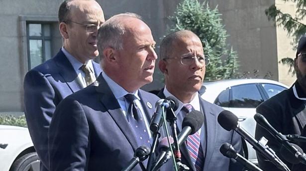 Brian Schwalb, justitsminister for USA's hovedstad, kalder det krænkende for byens indbyggere, at Trump har sat politiet under kontrol fra den føderale regering.
