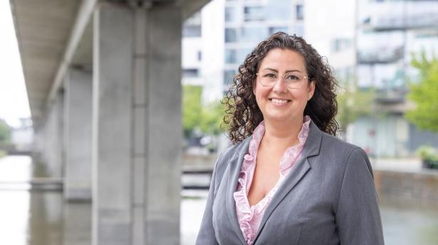 Oshrit Zargarov er forebyggelseschef i sundhedsforsikringsselskabet Euro Accident, Hun advarer om, at stress er i stigning og udgør en stor omkostning – men at vi med beskæftigelsesreformen samtidig siger til arbejdspladserne, at “det må I selv fikse”.