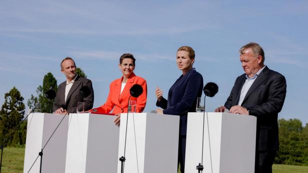 Regeringens langsigtede vision er, at ikke-kosmetiske tandlægebehandlinger bliver vederlagsfrie for hele befolkningen.