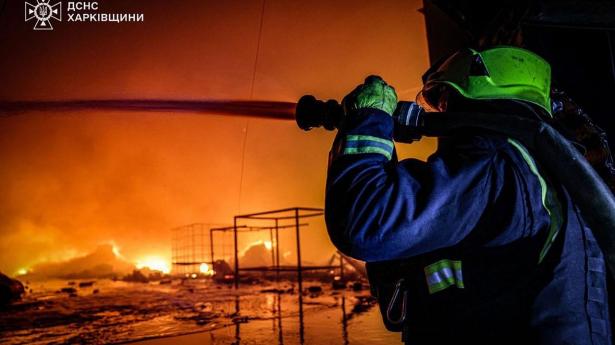 Gennem de seneste tre nætter har russerne angrebet Ukraines storbyer med de hidtil mest omfattende luftangreb. Her er det fra Kharkiv, hvor brandmænd forsøger at begrænse skaderne.  