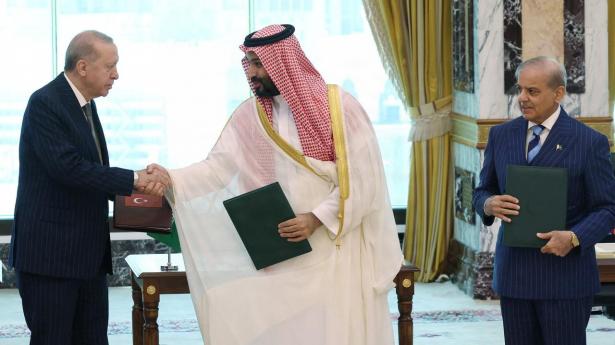 Den tyrkiske præsident Tayyip Erdogan, den saudiske kronprins Mohammed bin Salman og Pakistans premierminister Shehbaz Sharif ved underskrivelsen af den fælles forsvarsaftale i Mekka.