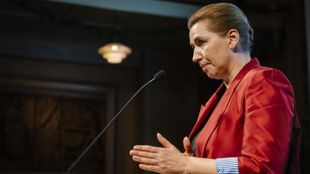 Statsminister Mette Frederiksen måtte tirsdag aften holde en nederlagstale ved partiets valgfest.