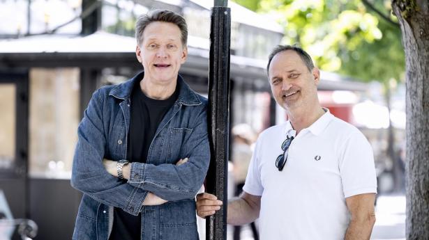 Henrik Lykkegaard og Niels Ellegaard er stjernerne i Tivolirevyen 2026, der har premiere 4. juni. Regeringsforhandlingerne stresser, for man kan ikke have en revy uden aktualitet, så hvis der snart sker noget, skal en eller flere monologer ændres – i hvert fald lidt.