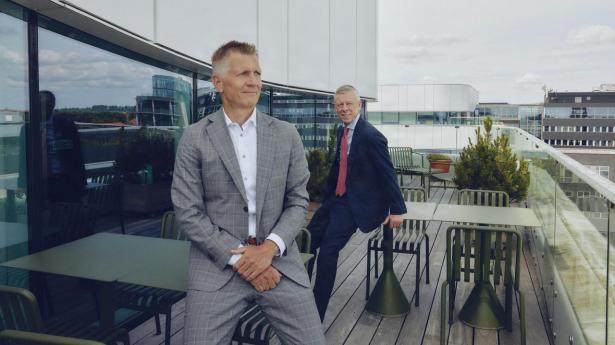 Nicolai Kühl (blå jakke) og Jacob Poulsen er stiftere, ledende partnere og hovedaktionærer i det hastigt voksende konsulenthus Basico.