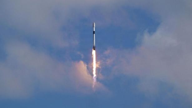 Testsatellitten skal efter planen med om bord på en Falcon 9-raket fra SpaceX, der ses tilsvarende her på billedet.