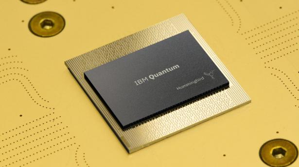 En ældre model af en kvantechip fra IBM, som nu får 1 mia. dollar af den amerikanske stat til at bygge en kvantechipfabrik.
