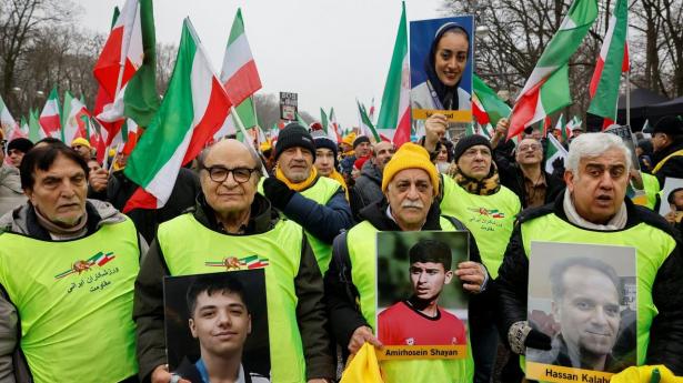 I Berlin har tusindvis af mennesker lørdag demonstreret med krav om, at det iranske styre omgående stopper brug af vold mod demonstranter i Iran. Demonstranterne, der primært består af støtter af en iransk oppositionsgruppe, kræver også stop for undertrykkelse og fængslinger af demonstranter i Iran. Samtidig er flere fremtrædende oppositionsfolk og aktivister blevet fængslet i Iran for at opfordre til valg og en overgang til demokrati. 