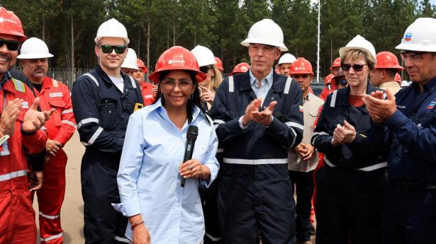 Venezuelas midlertidige præsident, Delcy Rodríguez, ses besøge faciliteter for olieproduktion i Orinoco-bæltet i Venezuela. I interview, som er blevet offentliggjort torsdag, fastholdte hun, at den afsatte Maduro var en legitim præsident, og han er uskyldig i anklager fra USA.
